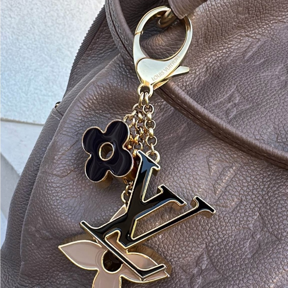 Louis Vuitton Fleur De Monogram Bag Charm - Picture 7 of 8
